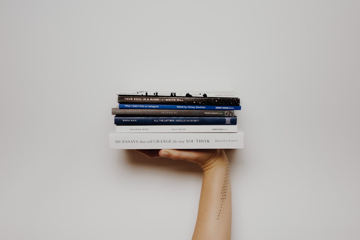 Stapel von Büchern über Longevity und gesundes Altern