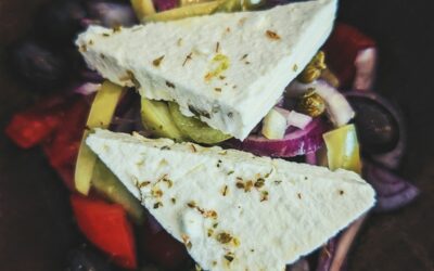 Griechischer Salat mit Feta in einer Holzschüssel