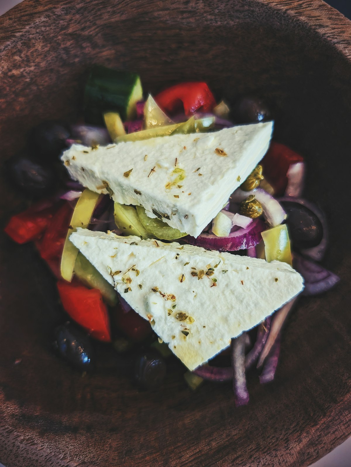 Griechischer Salat mit Feta in einer Holzschüssel