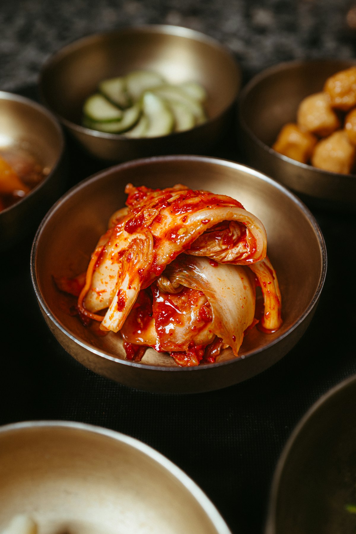 Koreanisches Essen mit Kimchi und Banchan