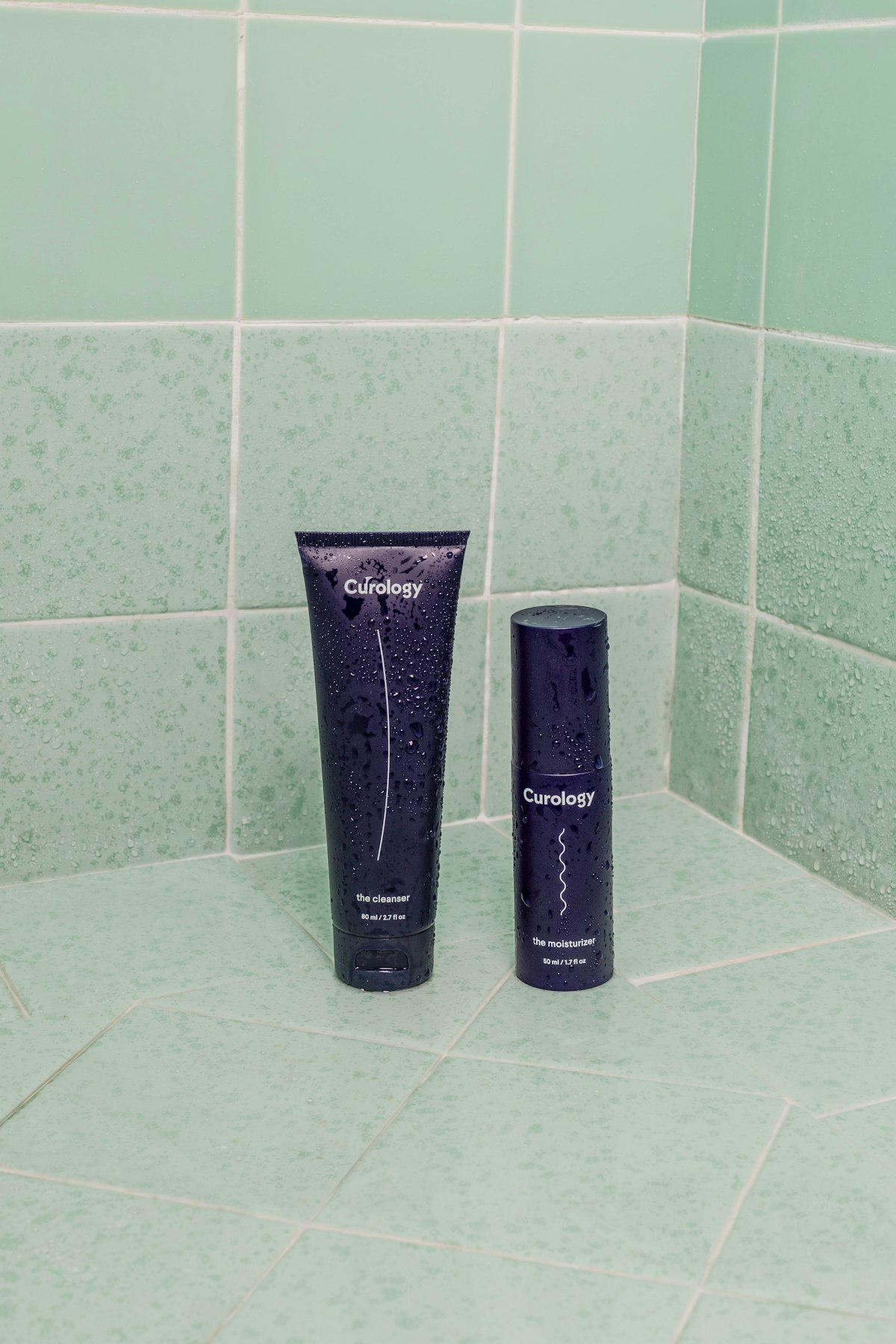 Nahrungsergänzungsmittel und Kapseln auf natürlichem Hintergrund