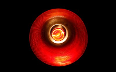 Rotlichttherapie Geräte Vergleich: rotes Licht als Symbol für Panel, LED-Maske und Belt